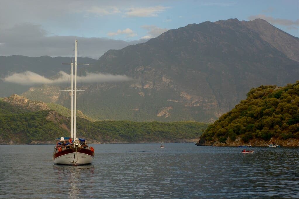 Deniz Yildizi — Gulet at anchor beneath forested mountains on the Turkish coast