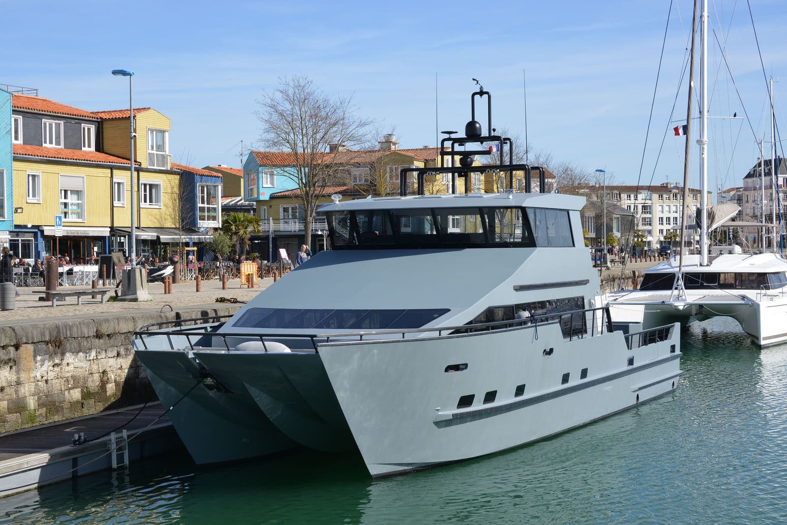 Penelope — Bow view of a modern power catamaran alongside a pontoon